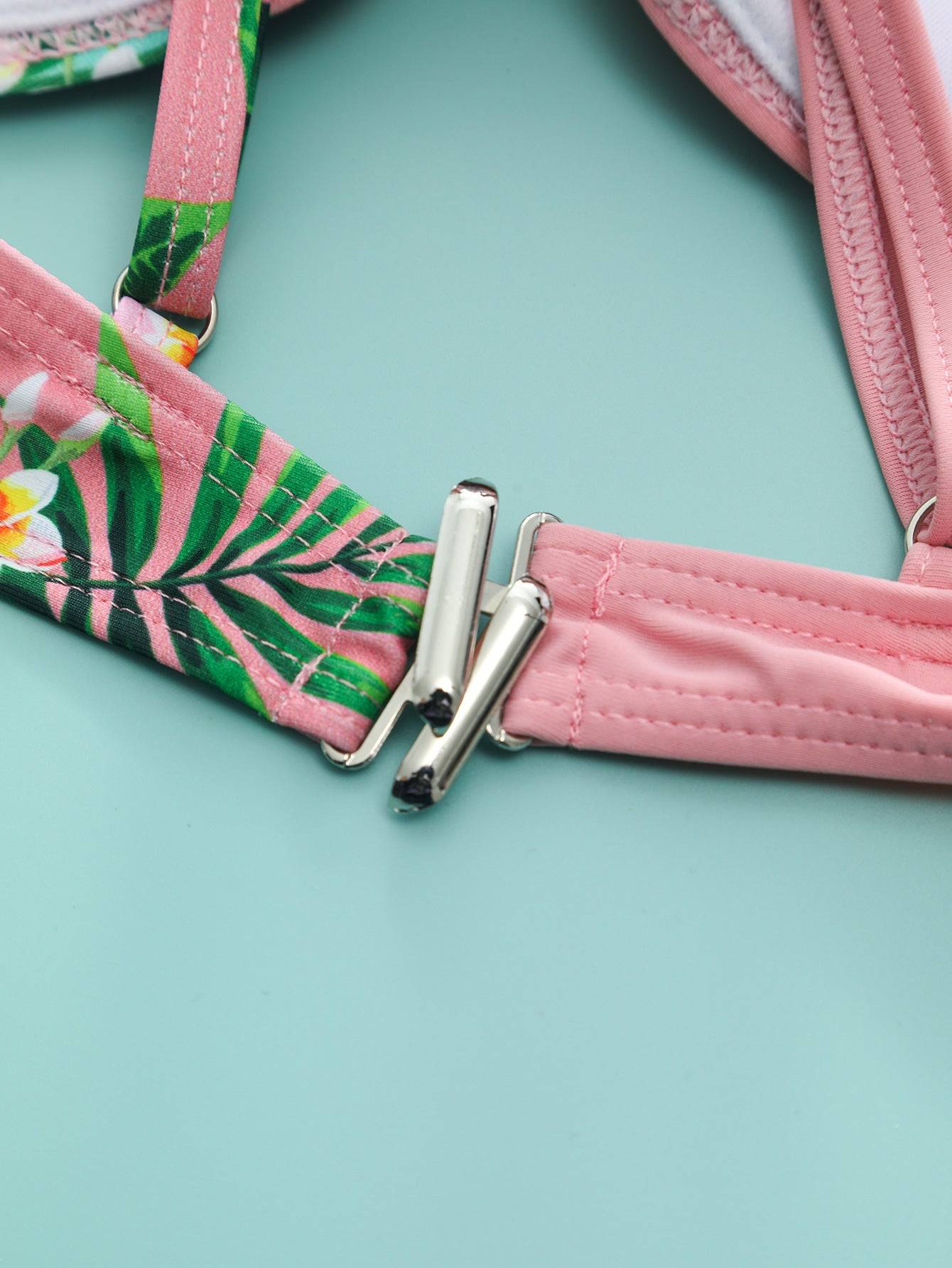 Закопчалка на розов бански ''Reflection'' с флорални мотиви. Метална закопчалка осигурява стабилност и комфорт при носене.