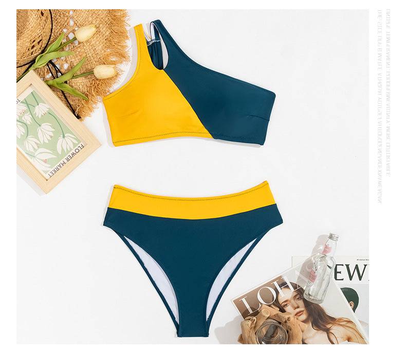 Бански от две части 'Drift' в синьо и жълто, подреден с модни аксесоари на бял фон за стилна презентация.