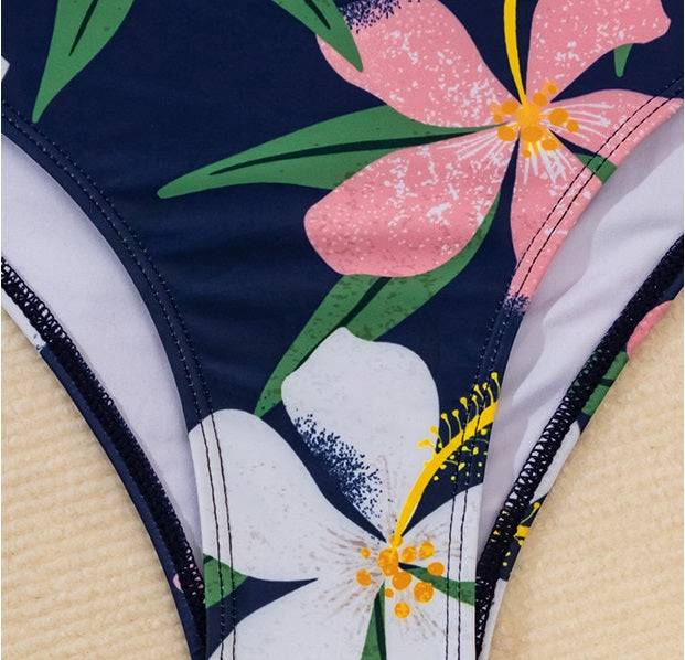 Близък план на флоралното долнище на бански ''Crystal'' с розови и бели цветя.